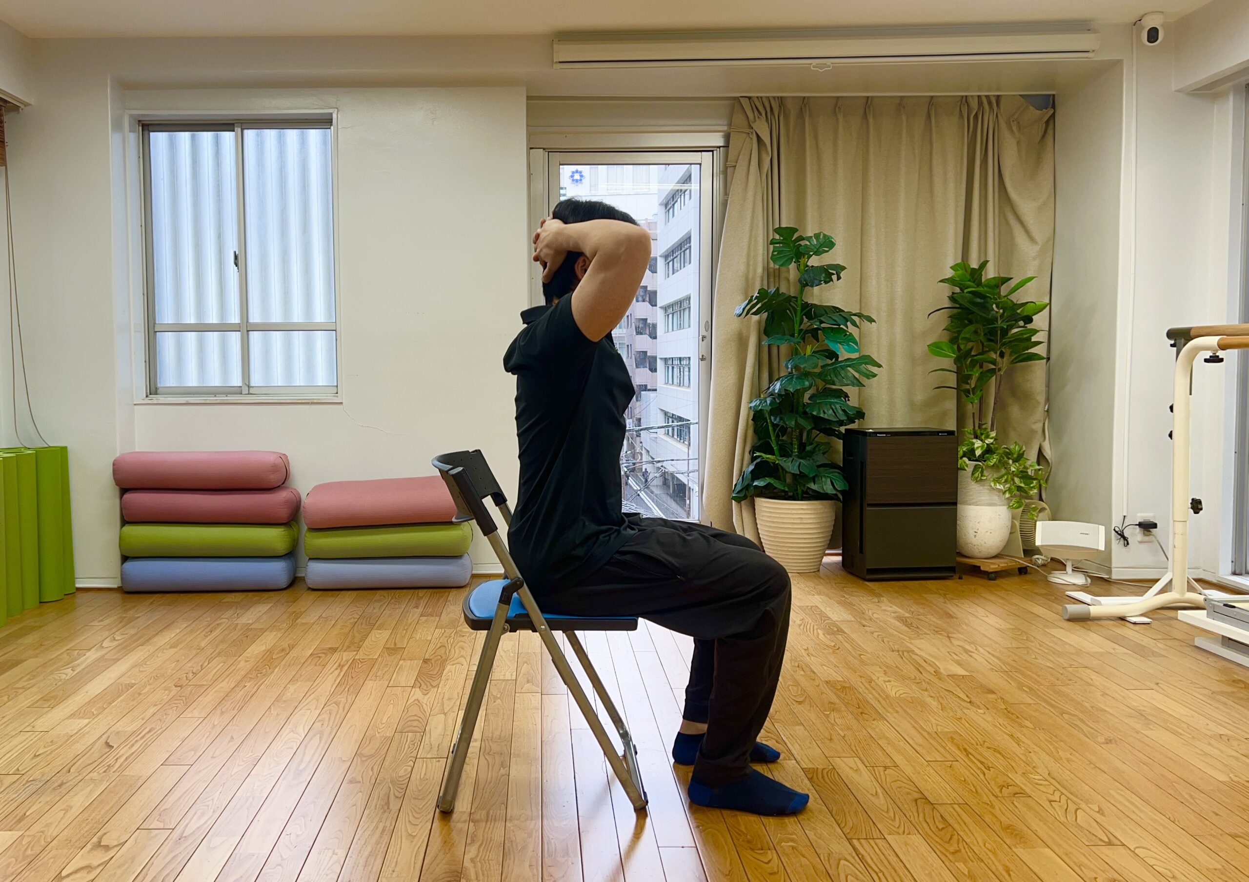 首のストレッチ（後頭下筋群）