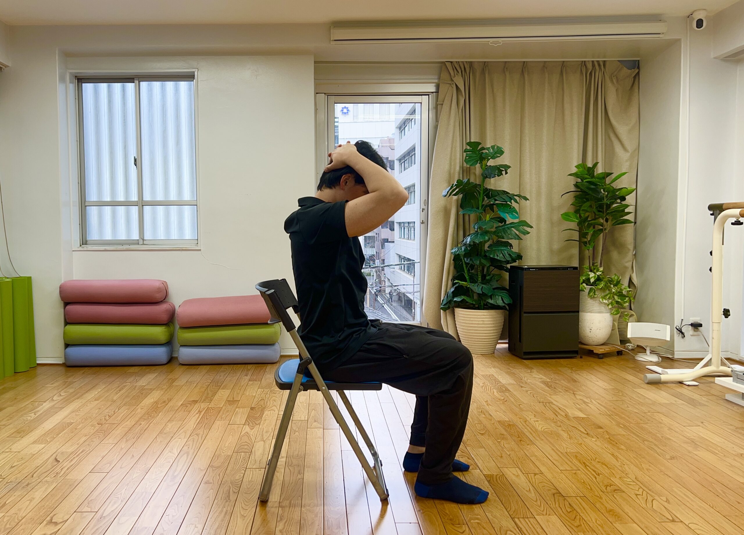 首のストレッチ（後頭下筋群）