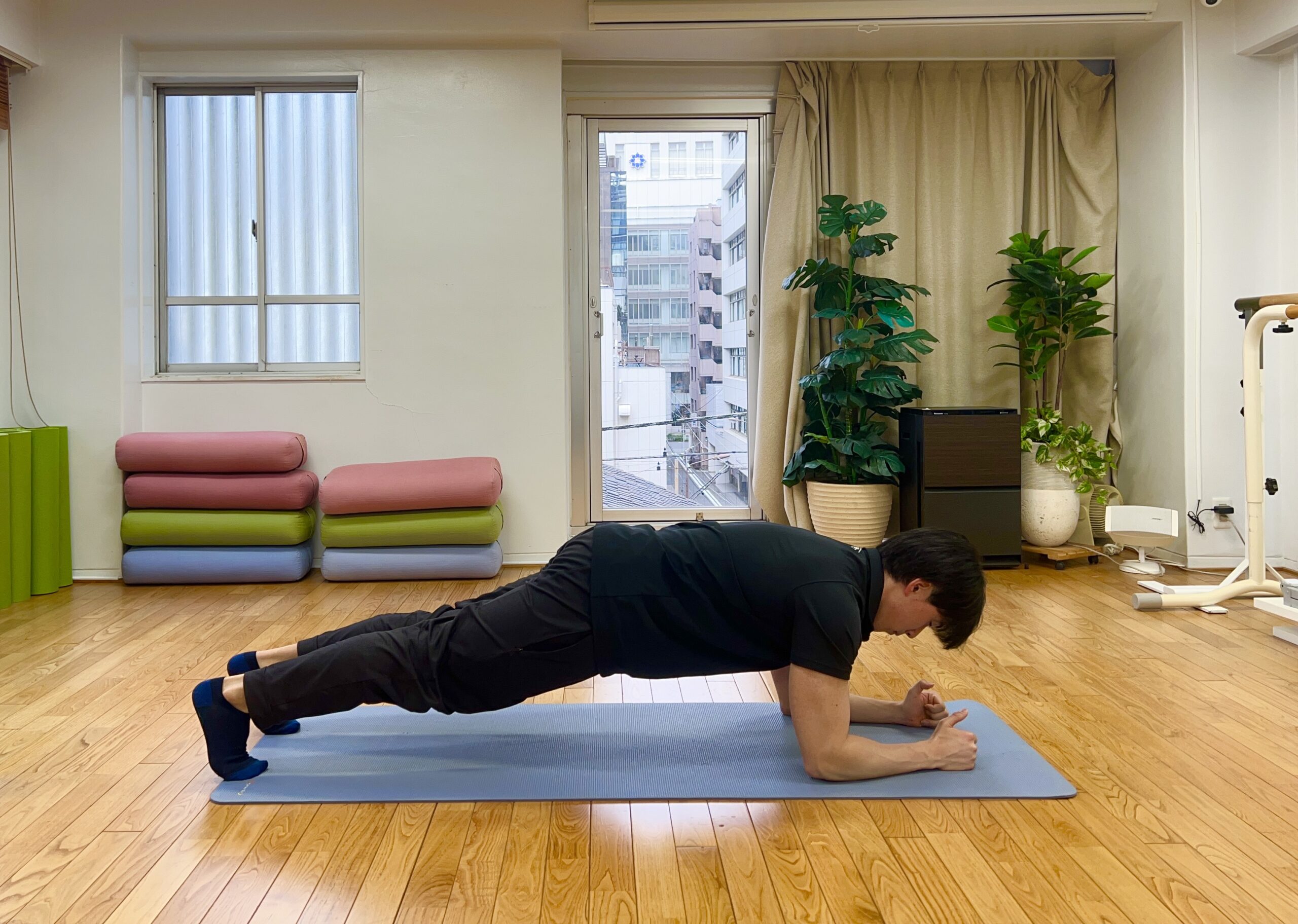 プランク: 腹筋と背筋を鍛え、体幹を安定させるための基本的なトレーニングです。