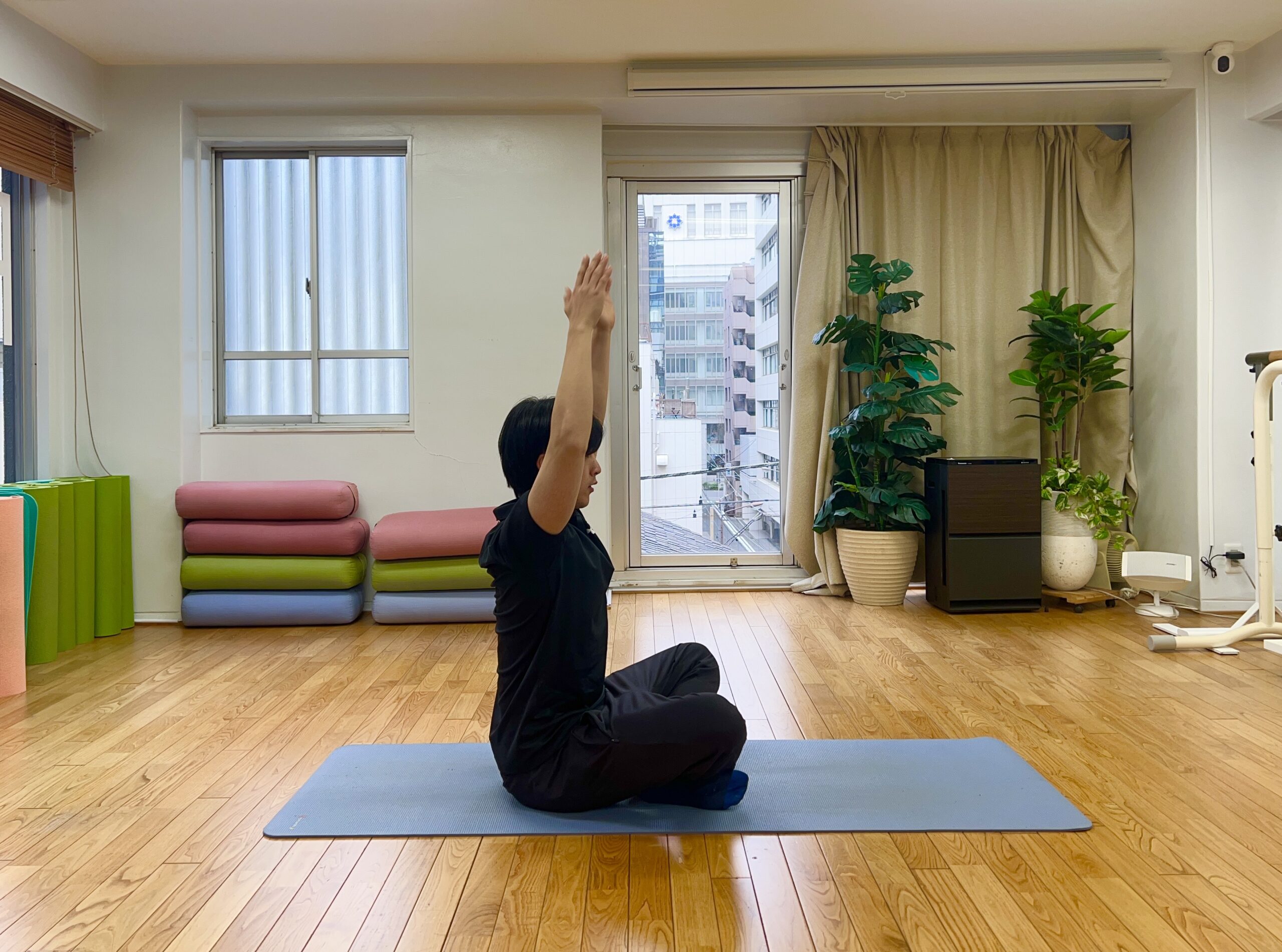 エアプルダウン: 背中を寄せる動きを覚え、背骨を立てます。