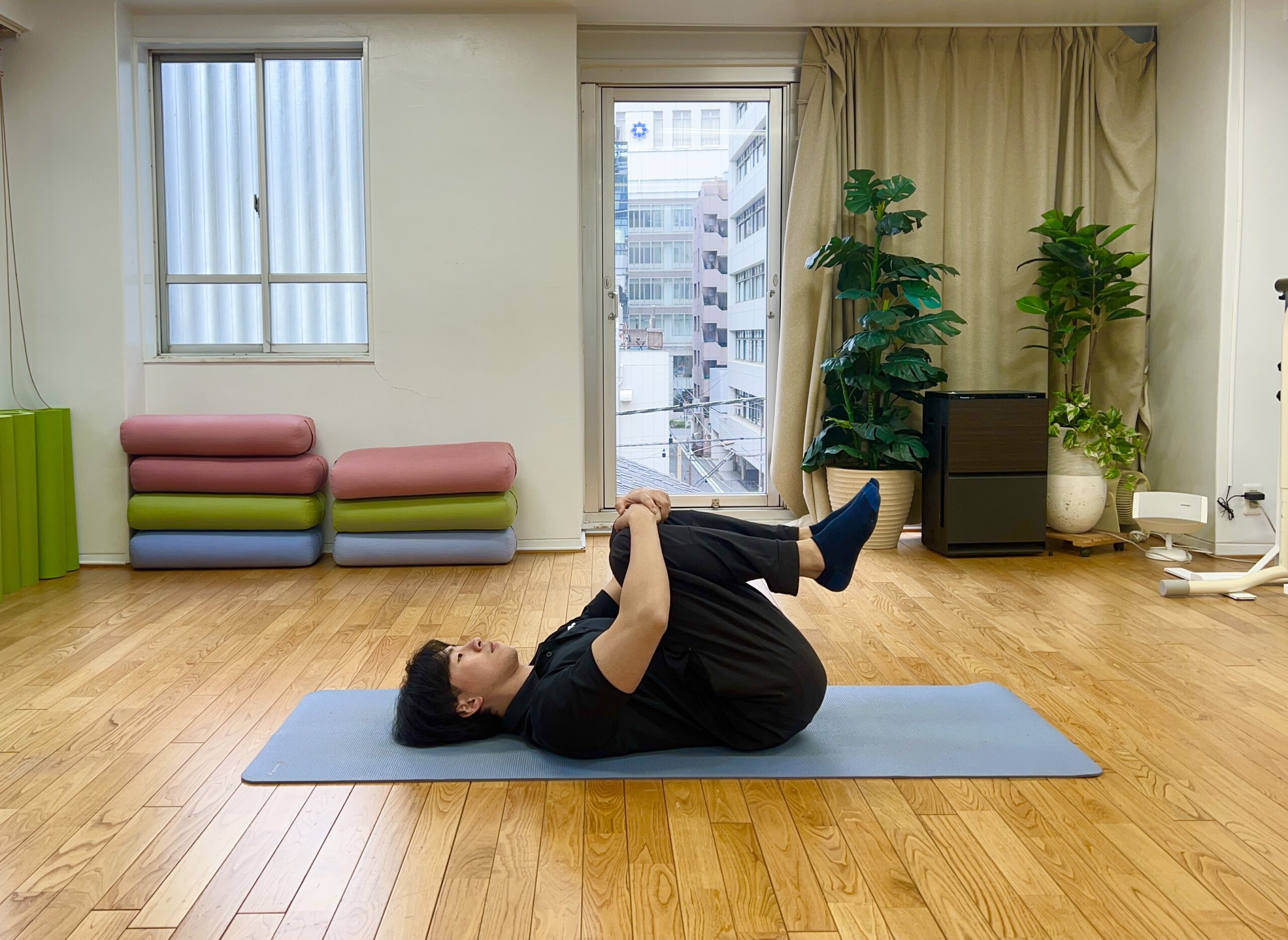 膝抱えストレッチ 膝抱えストレッチ